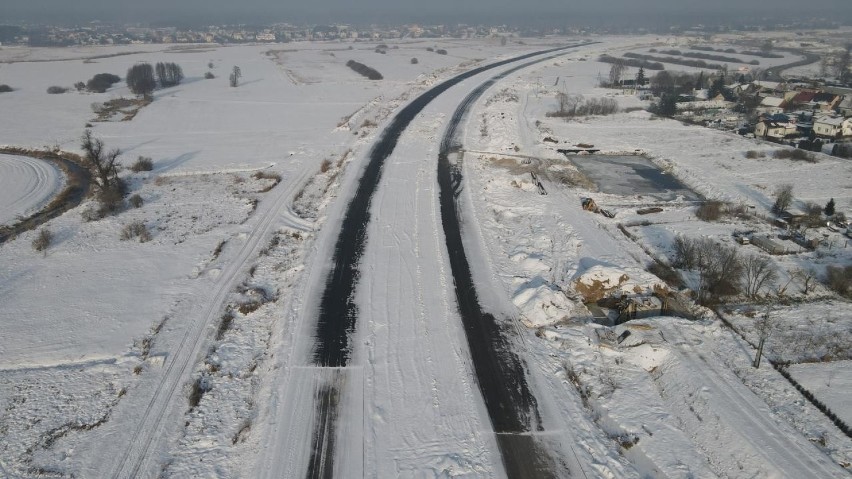 Budowa S5 na odcinku Białe Błota - Szubin. Zobacz zdjęcia z drona w zimowej scenerii