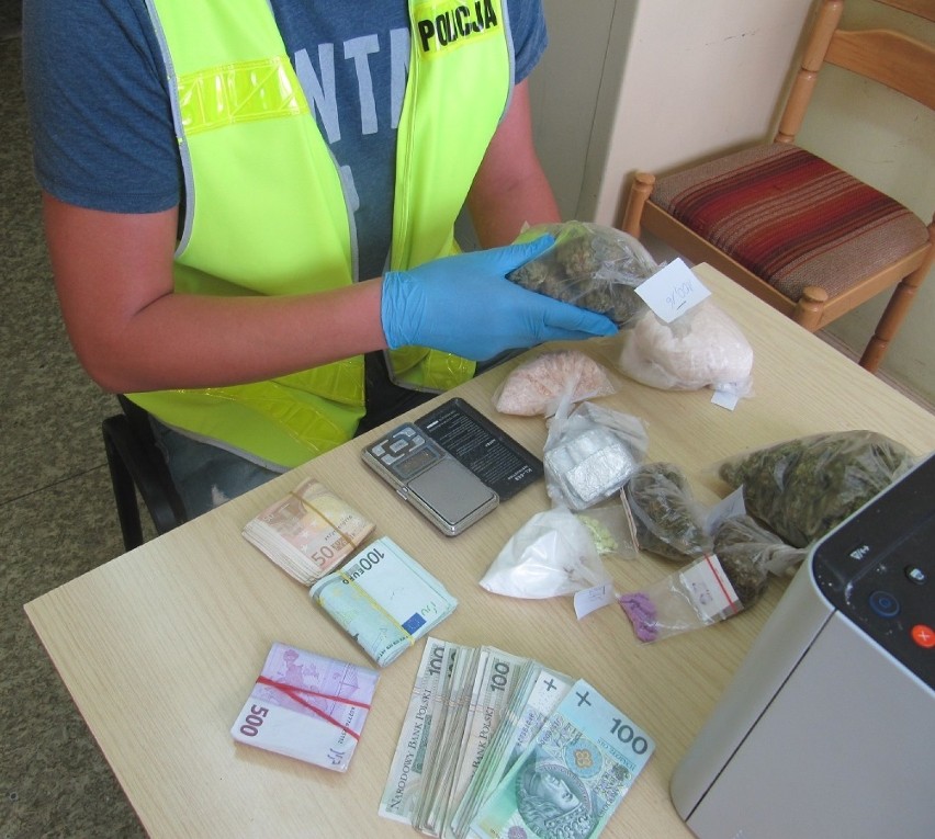 36-latek miał w mieszkaniu ponad 800 gram narkotyków! Policjantom chciał wręczyć 7 tys. euro 
