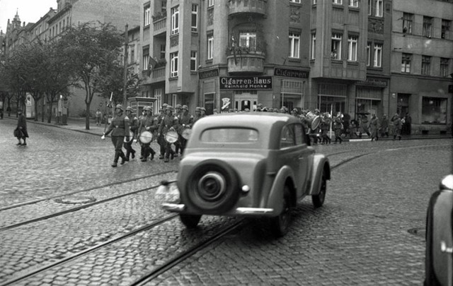 stare samochody i wojska przy Daszyńskiego