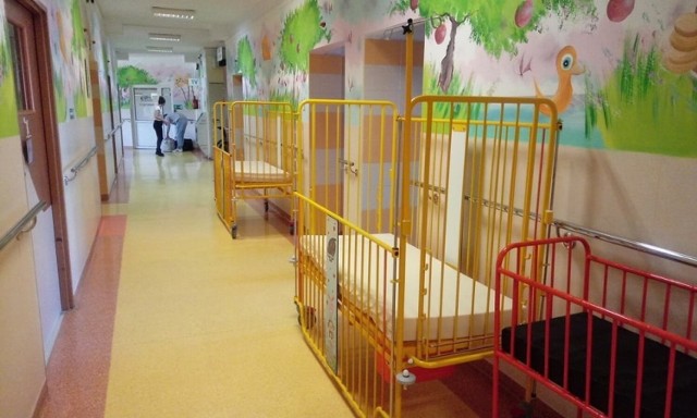 Dostawki w szpitalnych salach oddziału dzieciecego i na korytarzach to od dwóch tygodni codzienność. Wszystko przez zakażenia wirusem RSV
