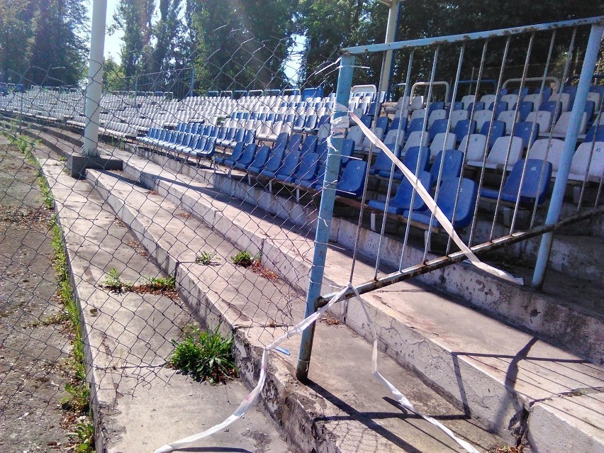 Kraków. Remont stadionu Hutnika kosztował ponad milion. Teraz obiekt niszczeje [ZDJĘCIA, WIDEO]