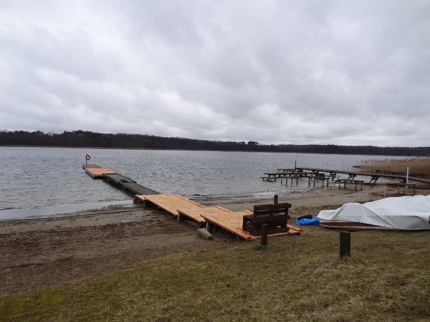 Jezioro Głębokie leży około 30 km od Świebodzina. Wody ubywa...