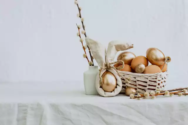 Jajka wielkanocne mają swoje specjalne miejsca na świątecznym stole. Jest to jeden z symboli Wielkanocy, który jest związany ze zmartwychwstaniem. Jajko umieszcza się w wielkanocnym koszyczku oraz dzieli się nim podczas śniadania wielkanocnego. Jednym ze zwyczajów wielkanocnych jest także ozdabianie jajek i tworzenie z nich kolorowych pisanek. Nie zapominajmy także, że jajka wielkanocne królują na świątecznym stole jako składnik wielu dań. Sprawdźmy przepisy i pomysł na dekoracje świąteczne z udziałem jajek wielkanocnych.