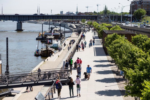 Latem bardzo wielu z nas jedzie daleko od Polski, aby zażyć ciepła gorących plaż, pięknej słonecznej pogody i oderwać się od codziennych, znanych "kątów" swojej okolicy. Coraz trudniej jednak znaleźć to wszystko, czego szukamy i oczekujemy. W tym roku szczególnie pokrzyżowały Polakom plany prażenia się na patelniach egzotycznych plaż południowego Słońca – plajtujące i nieuczciwe biura podróży. Ale mamy teraz swoje, polskie gorące dni, na mazurskich plażach i nad Bałtykiem.