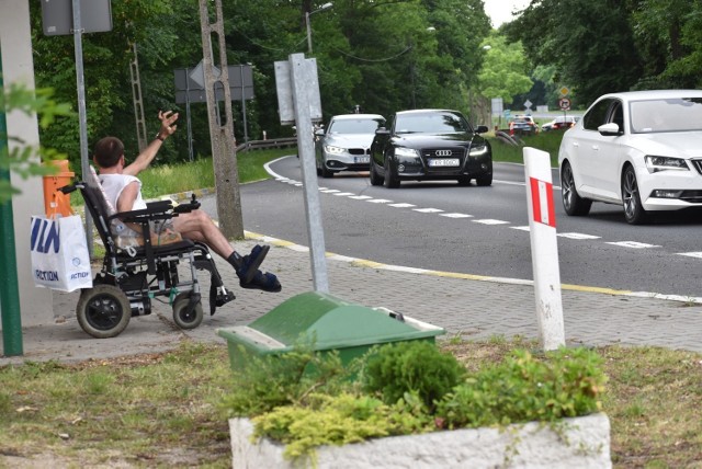Niepełnosprawny Marcin z Pławia od lat przesiaduje w swoim wózku na przystanku autobusowym i przygląda się przejeżdżającym pojazdom