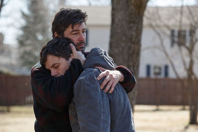 Lee Chandler (Casey Affleck) jest zamkniętym w sobie dozorcą, który stroni od ludzi. Po śmierci starszego brata (Kyle Chandler) mężczyzna rzuca wszystko i wraca w rodzinne strony, aby zgodnie z wolą zmarłego zaopiekować się jego synem Patrickiem (Lucas Hedges). Na miejscu spotyka swoją byłą żonę Randi (Michelle Williams) i szybko uświadamia sobie, że będzie musiał zmierzyć się z bolesnymi wydarzeniami z przeszłości, które nadal siedzą w nim bardzo głęboko.  "Manchester by the Sea" - Cinemax, godz. 20.00Program TV został dostarczony i opracowany przez media-press.tv