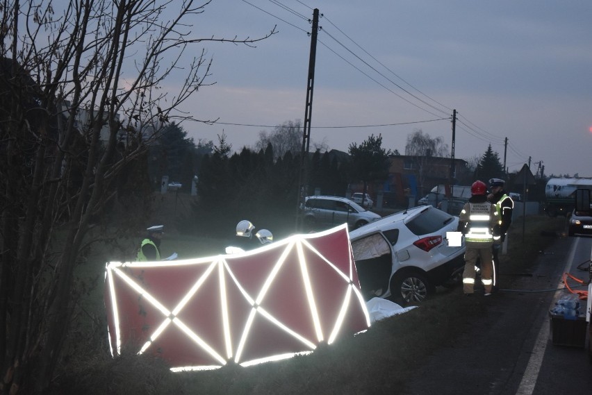 W Piekarzewie doszło do wypadku z udziałem samochodu osobowego i ciężarówki. Zginęła jedna osoba