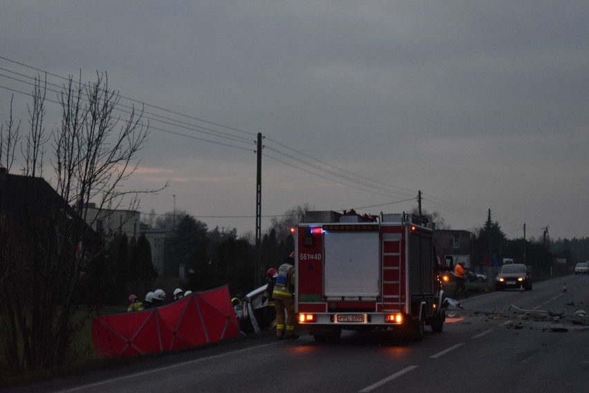 W Piekarzewie doszło do wypadku z udziałem samochodu osobowego i ciężarówki. Zginęła jedna osoba