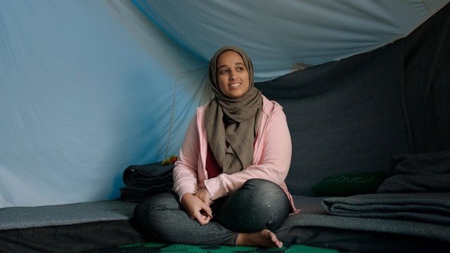 Shamina Begun miała 15 lat, gdy wyjechała z Londynu i wstąpiła do ISIS. Teraz chciałaby wrócić do domu, ale nie jest to możliwe. Shamina jest bezpaństwowcem, została umieszczona w zamkniętym obozie Roj w północnej Syrii. W takiej sytuacji znalazły się tysiące kobiet pochodzących z krajów zachodnich. Autorka filmu oddaje głos niektórym z nich, by mogły opowiedzieć swoje historie.  "Powrót: życie po ISIS" - CANAL+ Dokument, godz. 20:00Program TV został dostarczony i opracowany przez media-press.tv