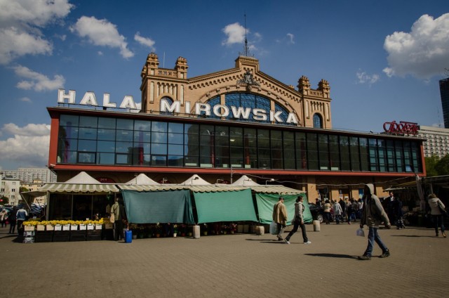 Hala Mirowska szczególnie wiosną i latem staje się rajem dla miłośników zdrowego jedzenia. Zarówno w Hali, jak i na znajdującym się przy niej bazarze kupić można wiele ekologicznych produktów. Znajdziemy tam różnego typu żywność, od rozmaitych mięs poprzez jajka, owoce morza, bakalie, oliwki, przyprawy po kapustę kiszoną. Uwaga! Często, by upolować najtańsze owoce i warzywa trzeba będzie zapuścić się nieco w głąb hali, do stoisk znajdujących się na tyłach kompleksu.