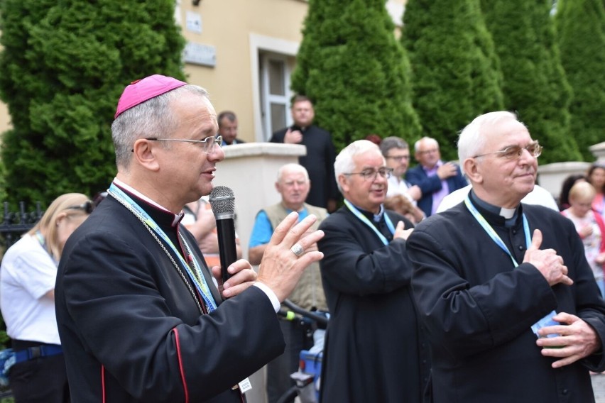 Błogosławieństwa pielgrzymom udzielił ks. biskup Tadeusz...