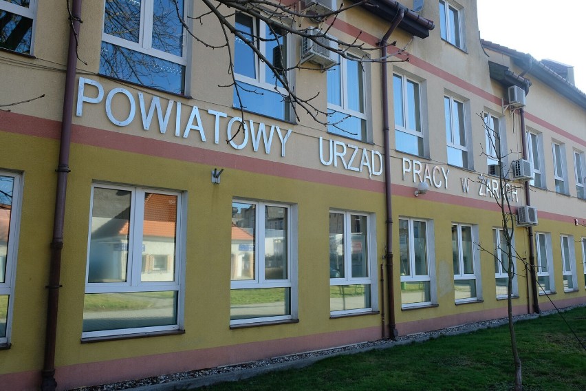 Powiatowy Urząd Pracy co tydzień publikuje aktualne ofert...