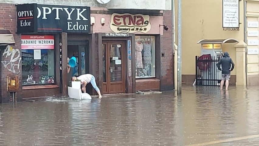 Ulewa w Zielonej Górze przyczyniła się do zalania ulic w...