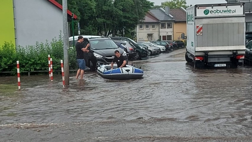 Ulewa w Zielonej Górze przyczyniła się do zalania ulic w...