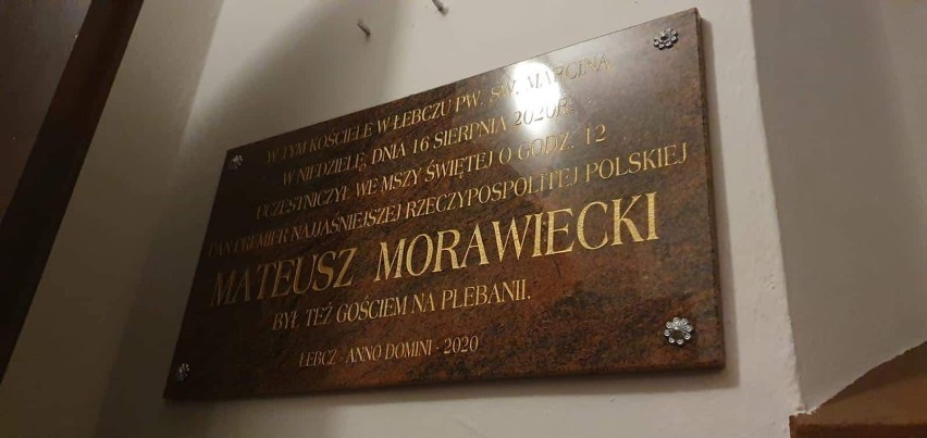 Premier Mateusz Morawiecki w kościele w Łebczu. W parafii pw. św. Marcina był na mszy, więc ufundowali tablicę pamiątkową | ZDJĘCIA