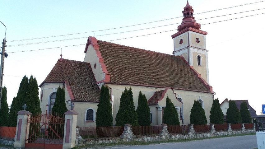 Premier Mateusz Morawiecki w kościele w Łebczu. W parafii pw. św. Marcina był na mszy, więc ufundowali tablicę pamiątkową | ZDJĘCIA