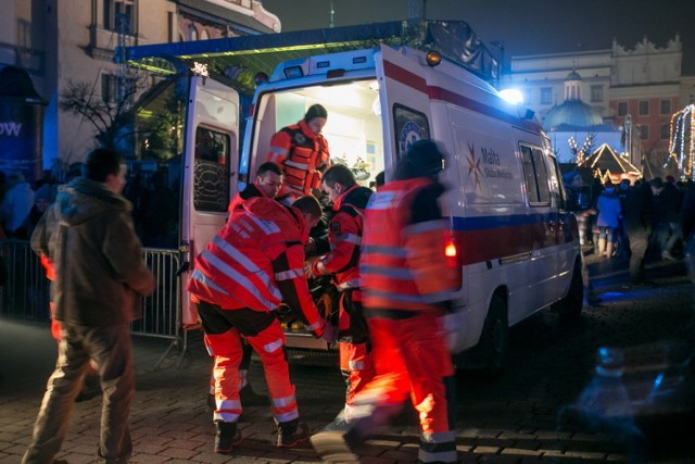 Interwencja pogotowia podczas imprezy sylwestrowej na Rynku Głównym w Krakowie.