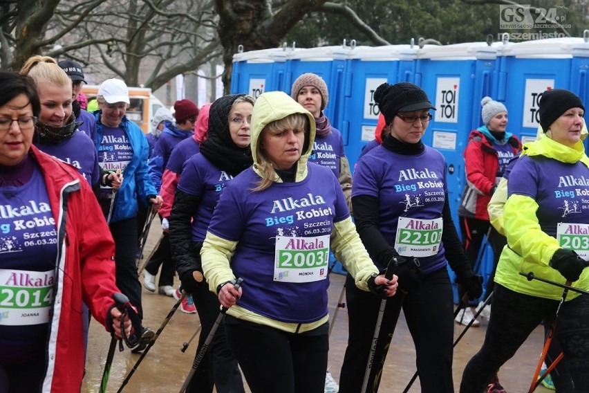 Nordic Walking na Alkala Bieg Kobiet. Tłumy pań na Jasnych Błoniach [zdjęcia]