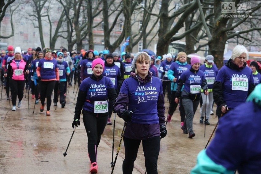 Nordic Walking na Alkala Bieg Kobiet. Tłumy pań na Jasnych Błoniach [zdjęcia]