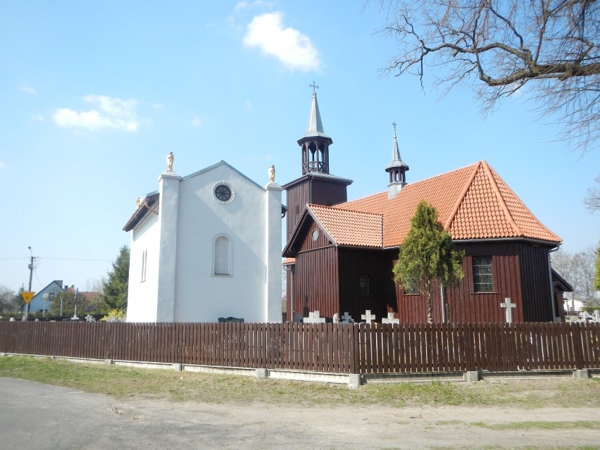 W Żołędowie godny uwagi jest drewniany kościół pw....