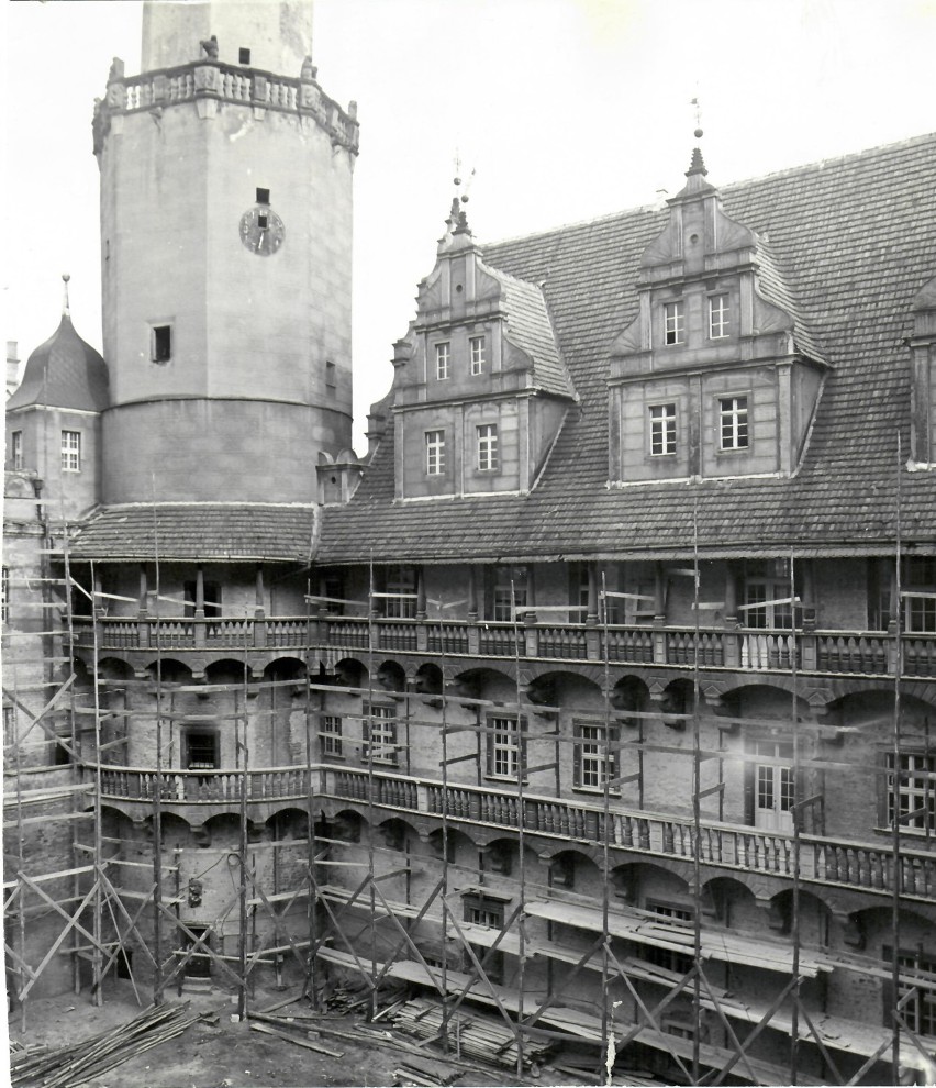 Oleśnicki Zamek na fotografiach z lat 70 i 80. [ZDJĘCIA]