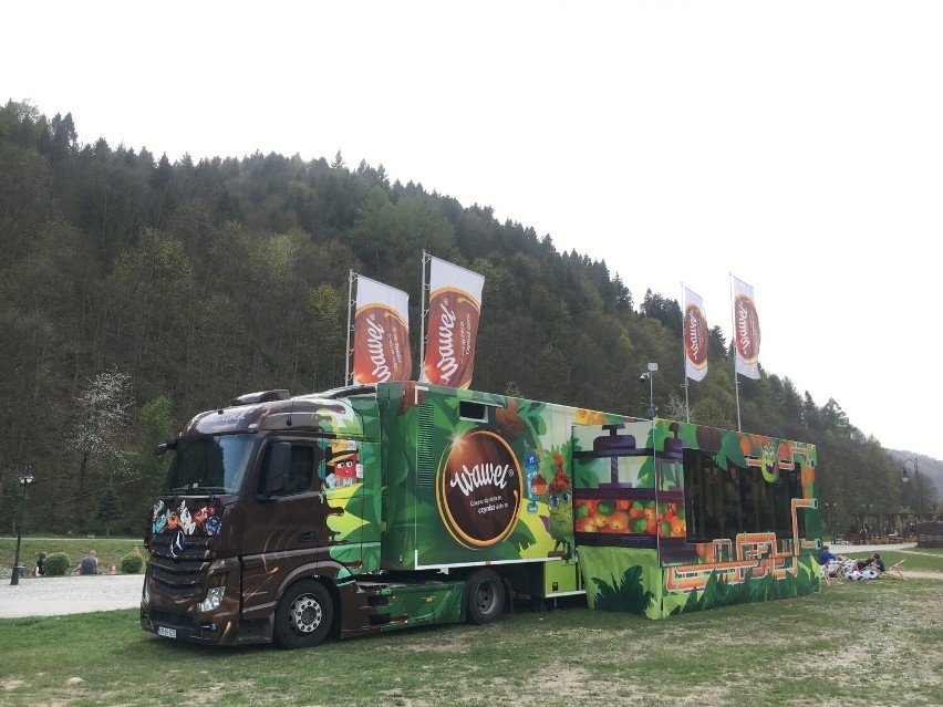 Słodkie wakacje nad morzem: tym razem Wawel Truck zawita do Jastarni. To interaktywna ciężarówka pełna słodkości