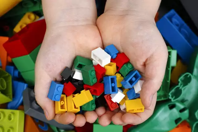Klocki Lego to świetny pomysł na prezent na Dzień Dziecka, bo zestawy można dopasować do każdego wieku. Klockami Lego Duplo mogą bawić się już nawet roczne dzieci. Z wiekiem klocki Lego wymienia się na trudniejsze zestawy. Wybór jest ogromy, ponieważ można wybierać spośród ponad dwudziestu serii tematycznych, przy czym każda seria zawiera kilka lub kilkanaście zestawów. W artykule przedstawimy wybrane serie i pomożemy dobrać odpowiedni zestaw. Podzieliliśmy artykuł na trzy kategorie wiekowe: dla maluchów, dla uczniów (dzieci w przedziale wiekowym 6-12 lat) oraz dla nastolatków.