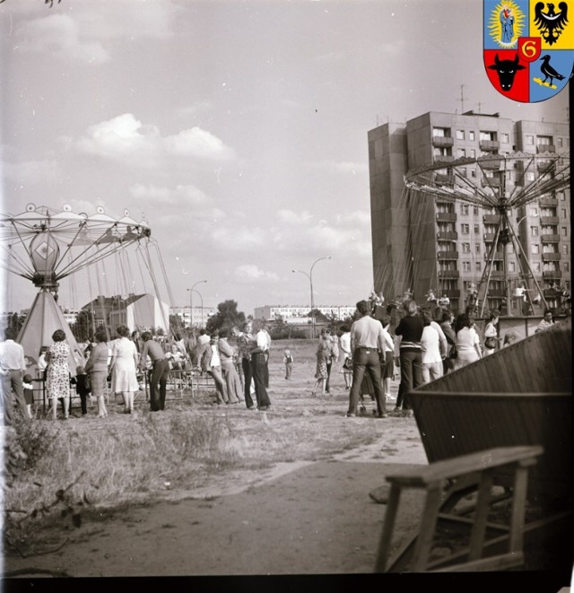 Zanim plac zabudowano wielokrotnie urządzały tu miejsce zabawy przejeżdżające przez miasto tzw. „wesołe miasteczka”, 1975