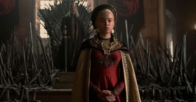 "Ród smoka" to jeden z najbardziej wyczekiwanych seriali w 2022 roku. W jedną z głównych ról w prequelu "Gry o tron" wciela się Milly Alcock. Australijska aktorka brawurowo zagrała postać księżniczki Rhaenyry. 