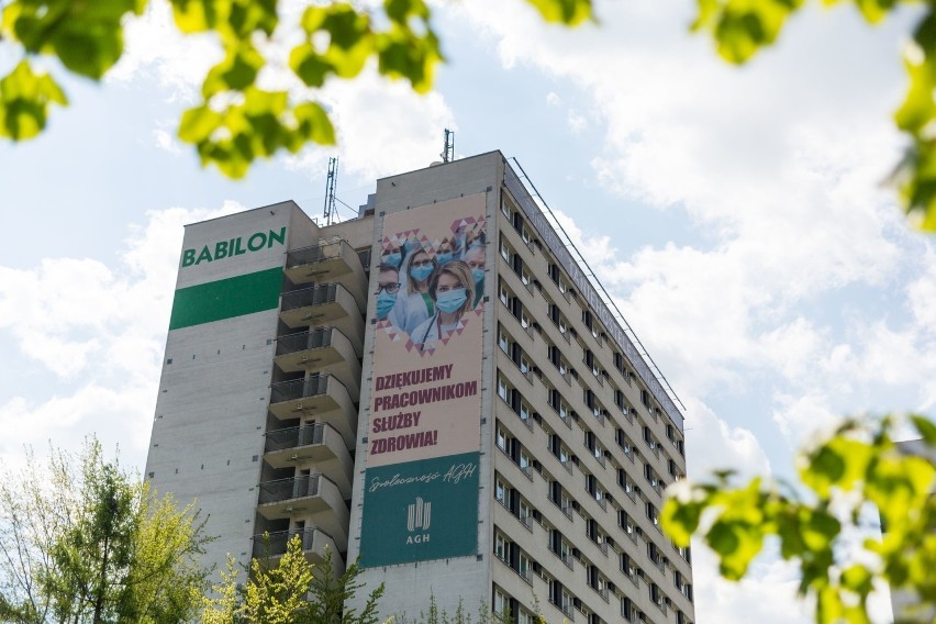 Kraków. Wielkie banery w podzięce dla służby zdrowia zawisły na budynkach AGH [GALERIA]