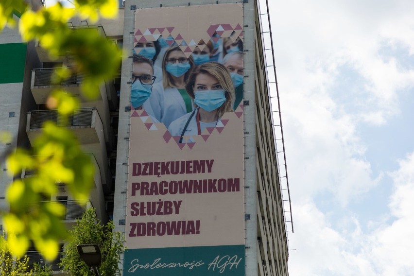 Kraków. Wielkie banery w podzięce dla służby zdrowia zawisły na budynkach AGH [GALERIA]