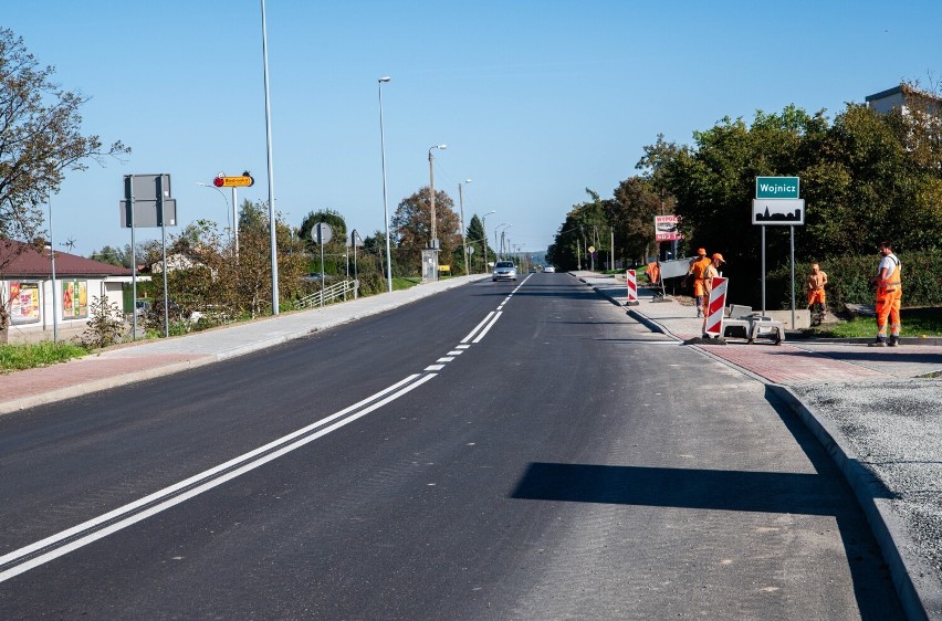 Ulica wjazdowa do centrum Wojnicza już po przebudowie. Ulica Krakowska zyskała nową nawierzchnię, wybudowano też chodniki dla pieszych