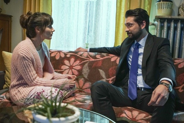 Alihan Tasdemir (w tej roli Onur Tuna) to jeden z ważniejszych bohaterów tureckiego serialu "Zakazany owoc". Przystojny biznesmen zakochuje się w Zeynep Yilmaz (w tej roli Sevda Erginci), pięknej dziewczynie z ubogiej dzielnicy Stambułu. 