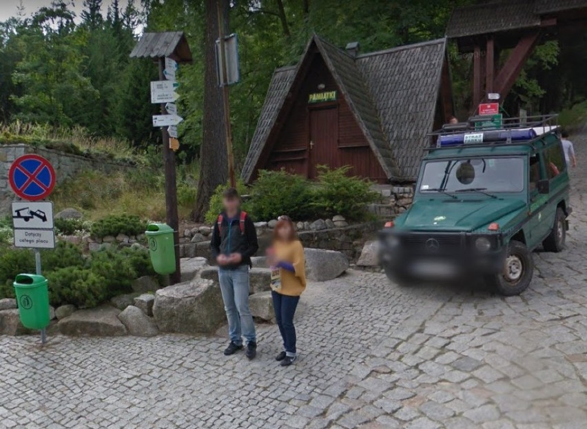 Tłumy turystów na deptaku w Karpacz. Kamera Google Street View w akcji w mieście pod  Śnieżką