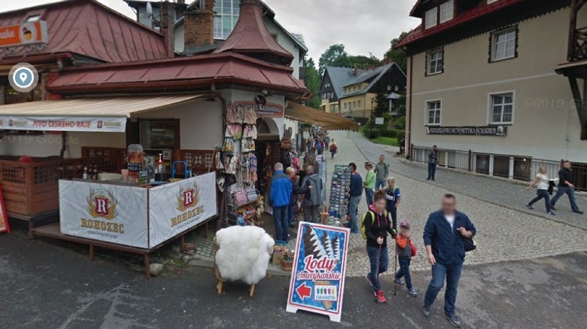 Tłumy turystów na deptaku w Karpacz. Kamera Google Street View w akcji w mieście pod  Śnieżką
