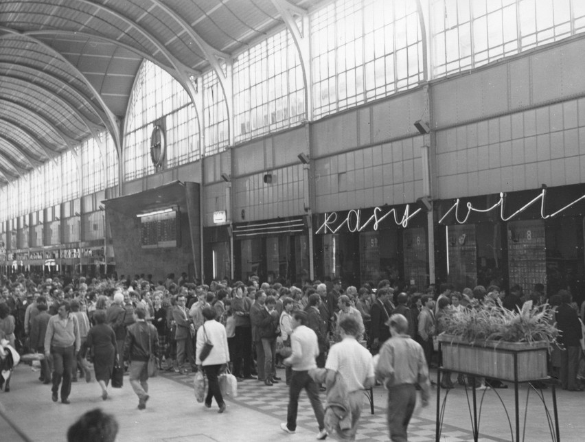 Dworzec Główny we Wrocławiu. Tak wyglądał w latach 80. Kto pamięta? [ARCHIWALNE ZDJĘCIA]