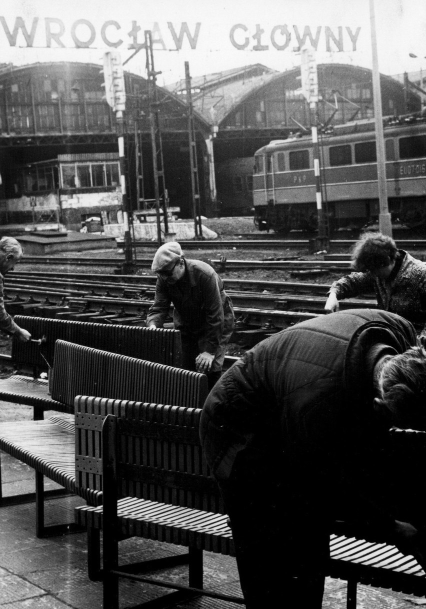 Dworzec Główny we Wrocławiu. Tak wyglądał w latach 80. Kto pamięta? [ARCHIWALNE ZDJĘCIA]