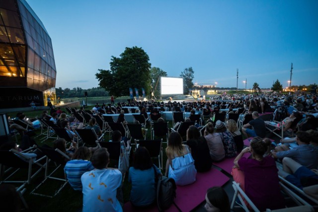 Cinema Paradiso
- godz. 21:00
- Pole Mokotowskie

Morderstwo w Orient Expressie
- godz. 21:00
- parking przed Urzędem Dzielnicy Rembertów

Królowie lata
- godz. 21:00
- Łazienki Królewskie

Wallay
- godz. 21:00
- Kamionkowskie Błonia Elekcyjne

Bar Schumanna
- godz. 20:00
- wewnętrzne patio Hali Koszyki