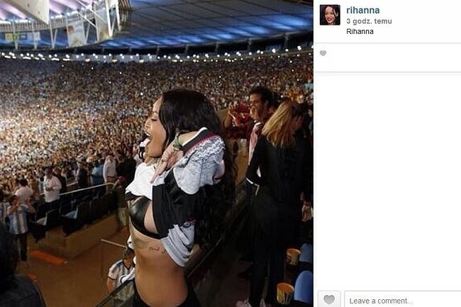 Rihanna wśród kibiców na Estádio do Maracanã w Rio de...