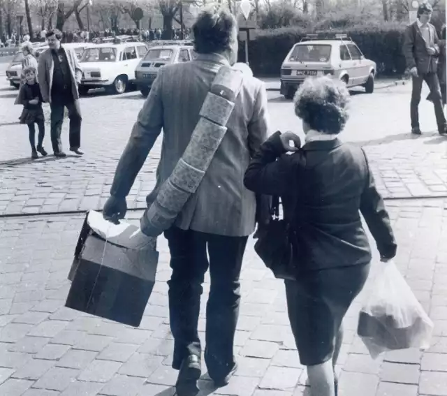 Fotoreporter tak podpisał to zdjęcie: "Za takie zakupy można spodziewać się pochwały w domu". Wrocław, rok 1985.