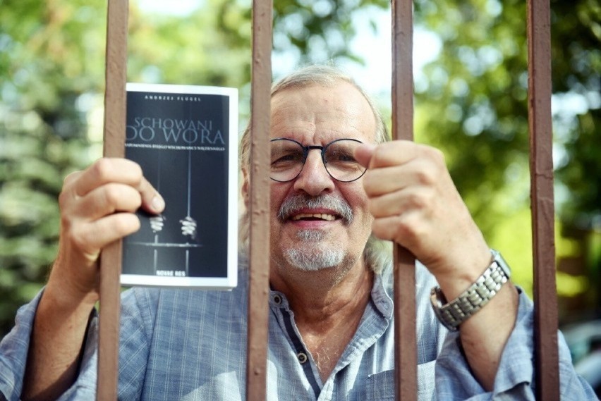 Andrzej Flügel, dziennikarz, wychowawca w areszcie oraz autor książki "Schowani do wora", spotka się z czytelnikami w bibliotece w Żarach