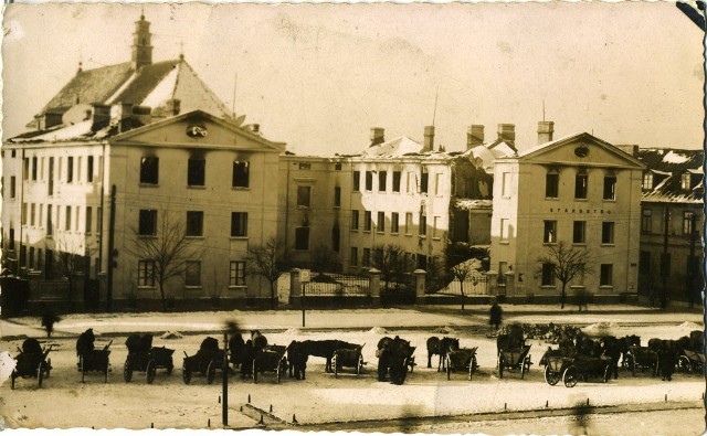 Zniszczony budynek starostwa. Na pierwszym planie zesłańcy z Wołynia - 1940 rok