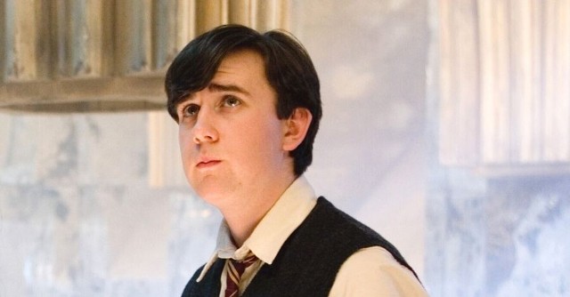 Matthew Lewis, podobnie jak Daniel Radcliffe i Emma Watson, dorastał na oczach widzów. Gwiazdor serii filmów o "Harrym Potterze" zmienił się nie do poznania. W jakich produkcjach można go obecnie oglądać? Nieporadny czarodziej gra w popularnych serialach.
