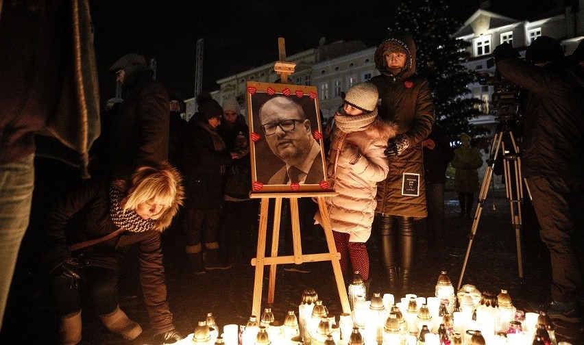 Aktorzy, wokaliści i dziennikarze poruszeni śmiercią Prezydenta Gdańska, Pawła Adamowicza. "Wszystkim nam potrzebny jest twardy reset"