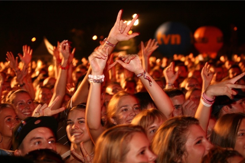 Publiczność bawiąca się na Live Festival