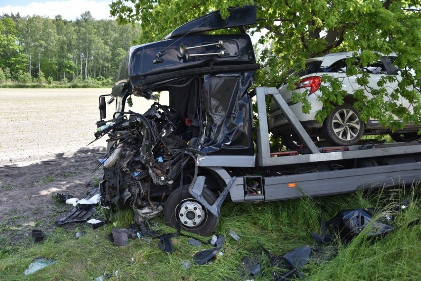 Mercedes został bardzo poważnie uszkodzony, a kierowca...