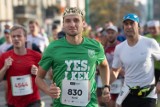 20. PKO Poznań Maraton: Biegacze opanowali miasto. Zobacz zdjęcia maratończyków na starcie i na 1. kilometrze trasy [GALERIA]