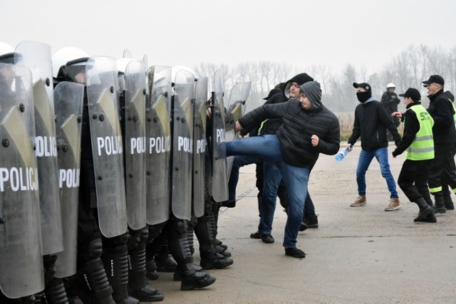 Ćwiczenia policji na lotnisku w Legnicy.