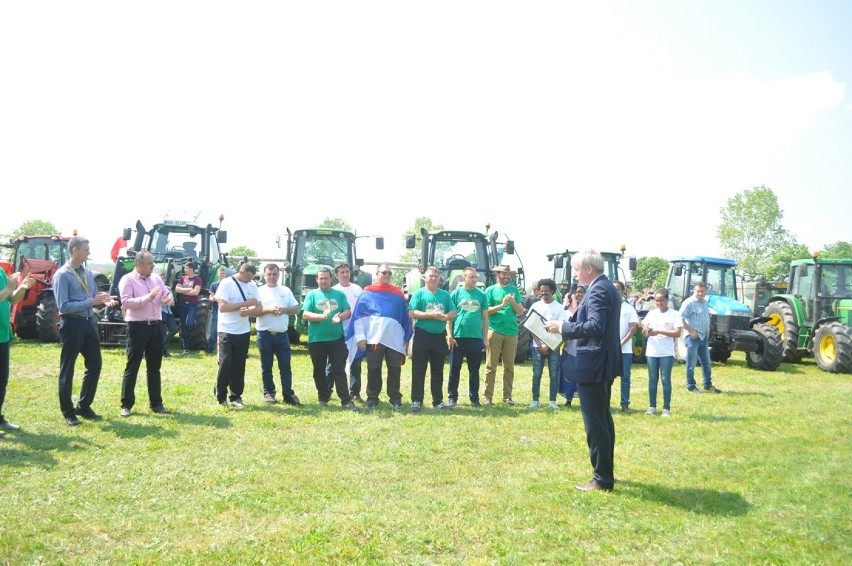 Traktoriada w Grzybnie: święto ciągników i maszyn rolniczych...