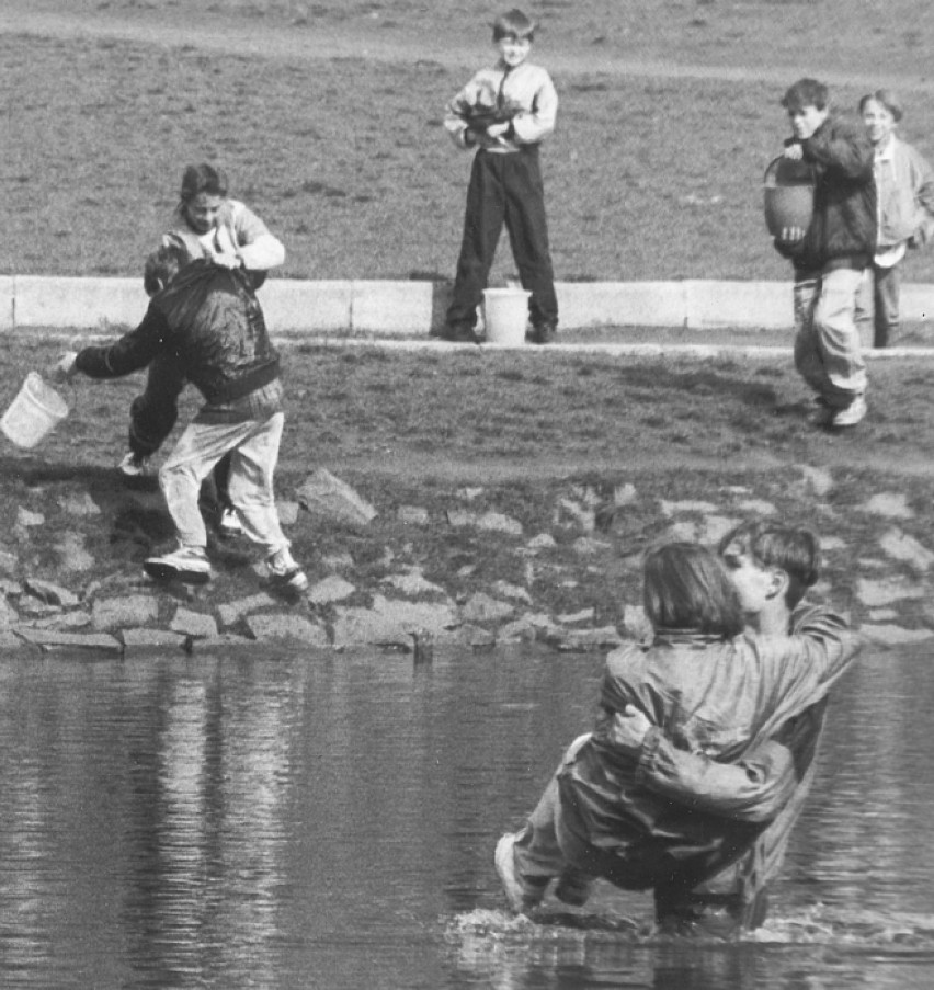 Tak kiedyś wyglądał Śmigus-dyngus. Lany poniedziałek na starych fotografiach [ZDJĘCIA]